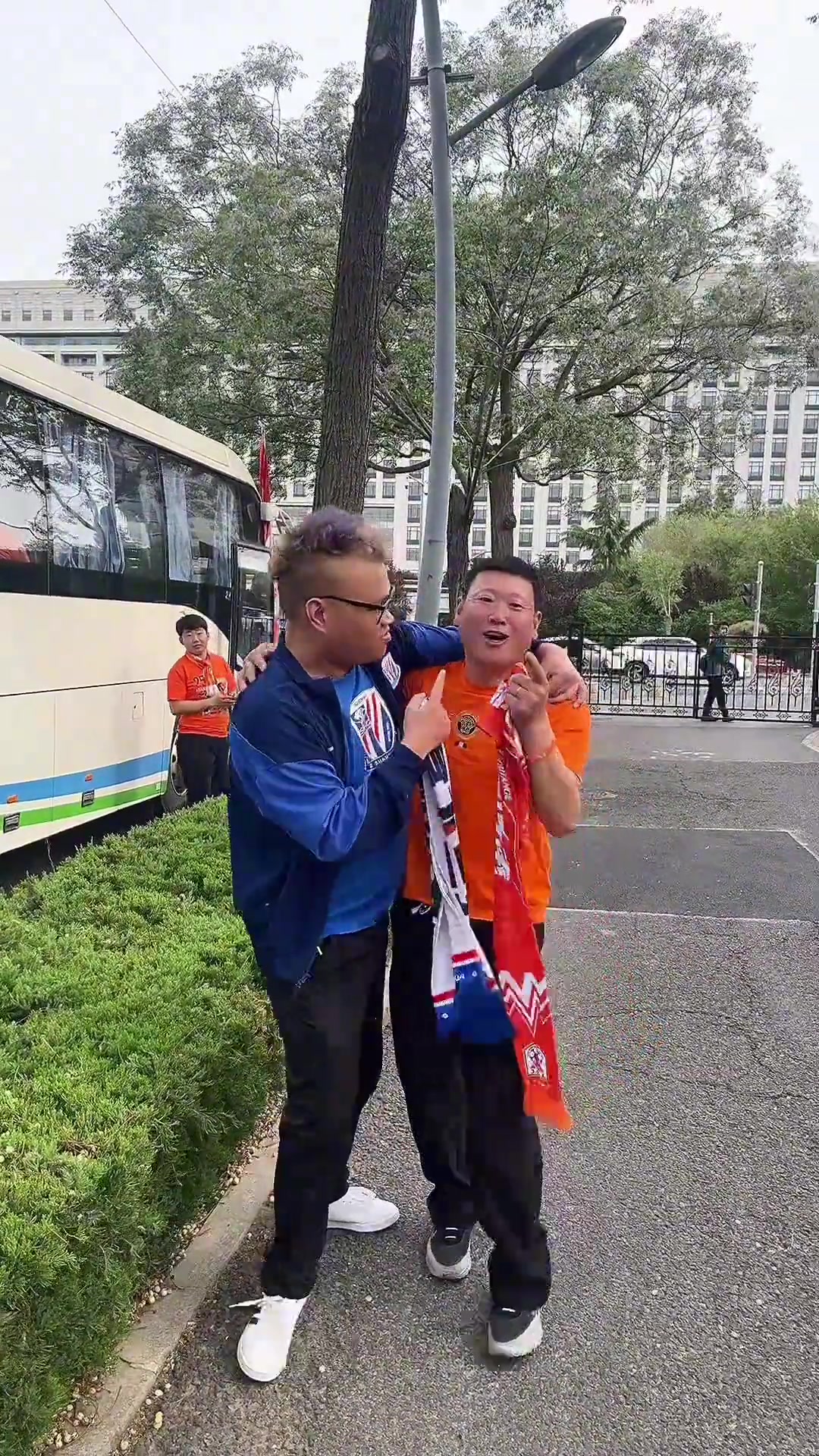 網(wǎng)友國(guó)安與泰山球迷的關(guān)系要能像申花與泰山球迷這樣就好了