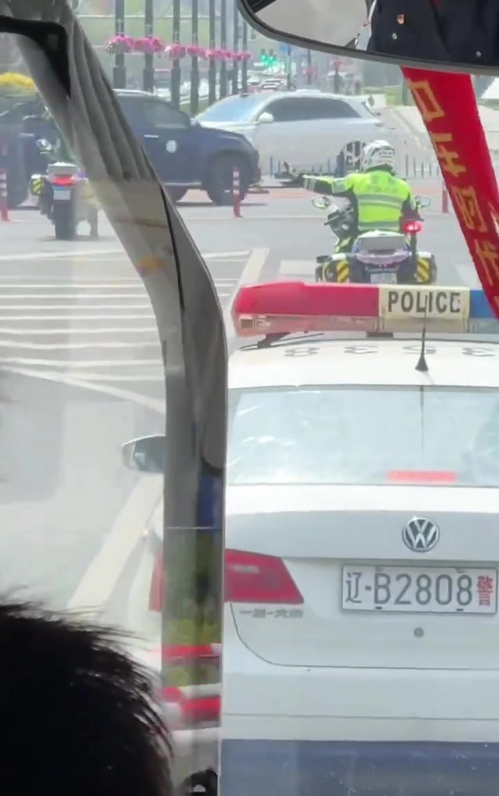 牌面拉滿實拍大連交警出馬護送國安遠征球迷抵達梭魚灣