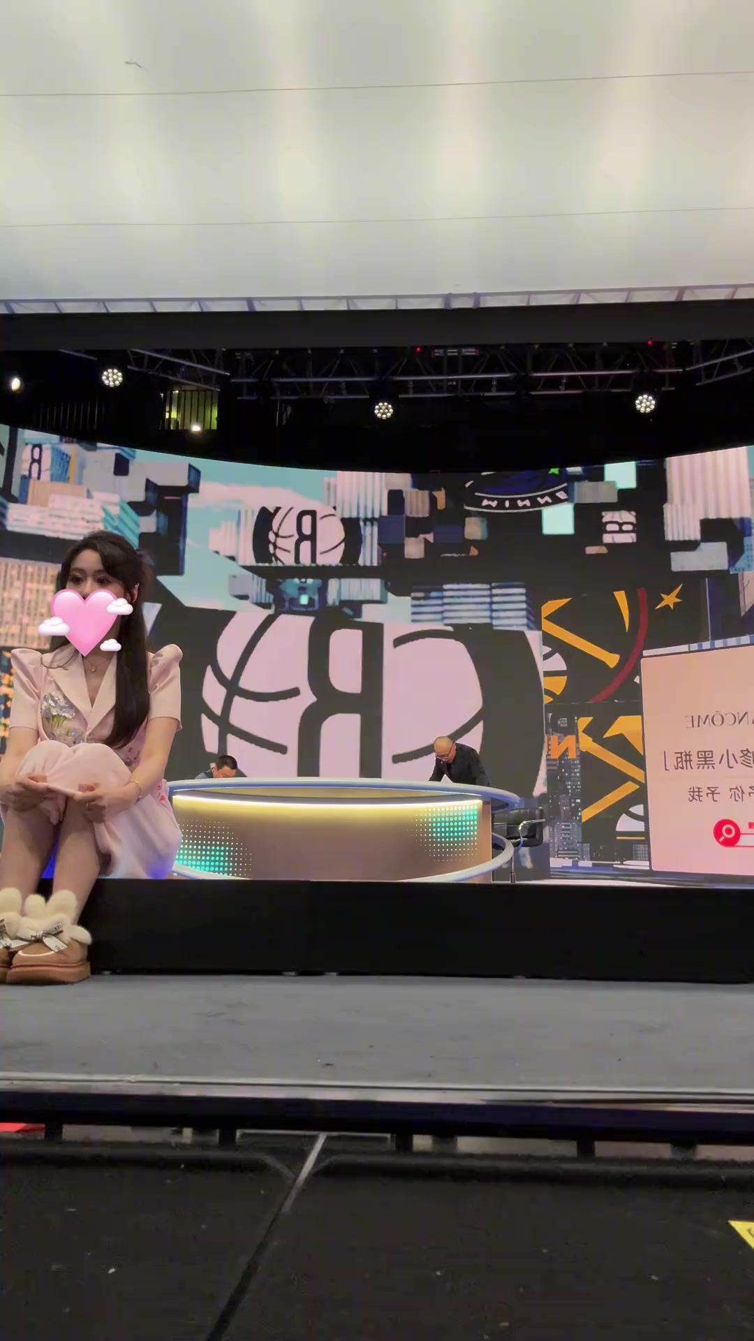 女主播果果看見(jiàn)戈登絕殺后在演播室激動(dòng)尖叫狂跳