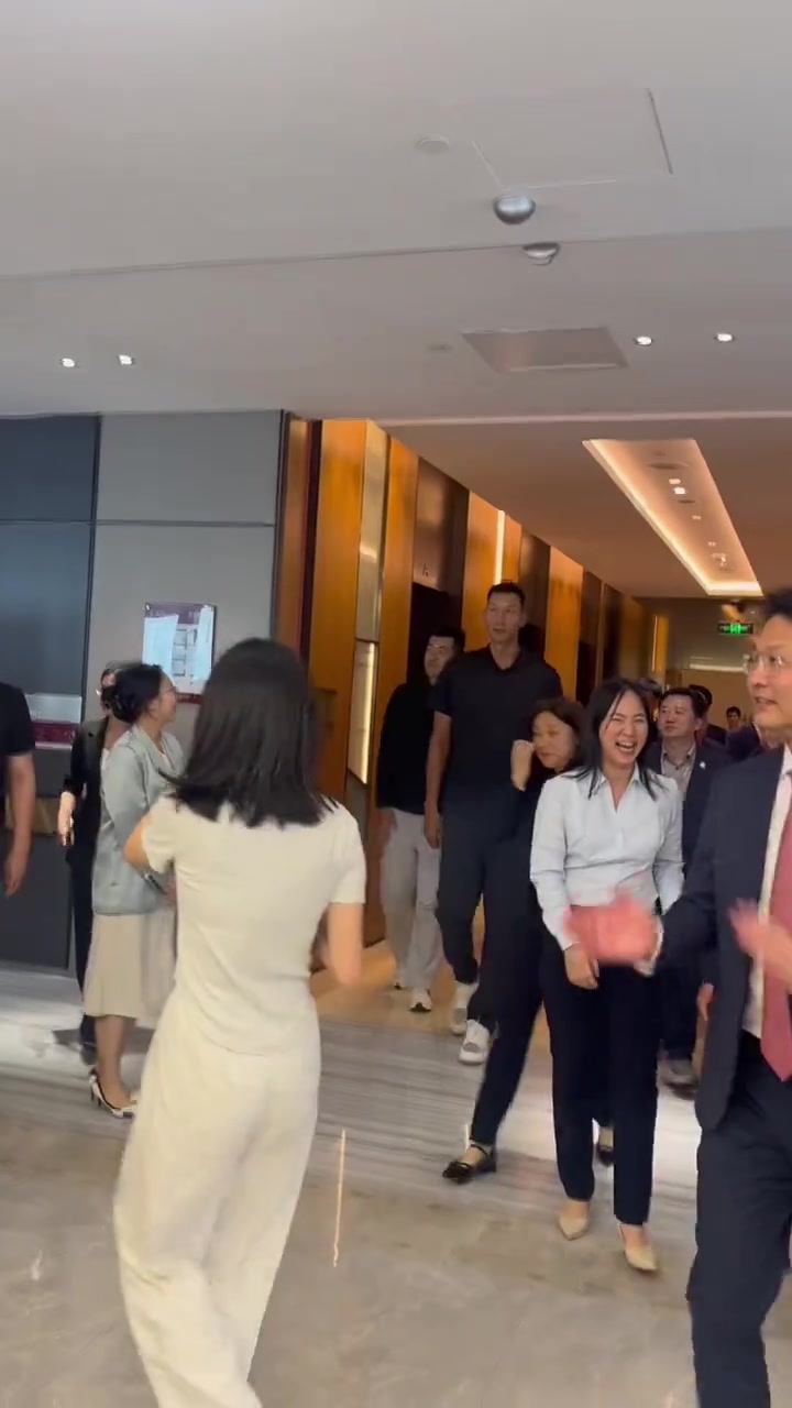 易建聯(lián)回國出席活動出緋聞之后看起來更羞澀了