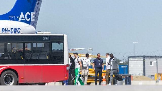 圖片報：拜仁14人歸隊備戰霍村，明日啟程。