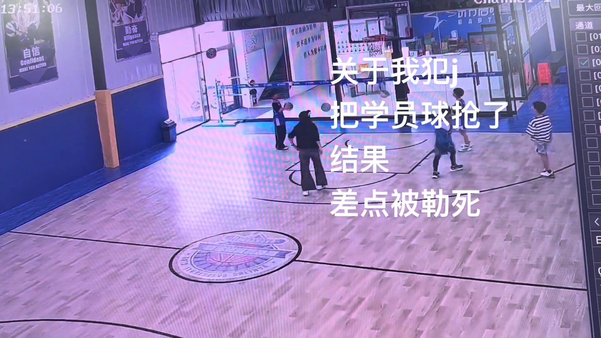 超雄小姐姐搶小學員球被往死里鎖喉