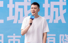 楊鳴現身籃球活動，致辭后拋球互動，季前備戰壓力重。