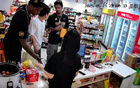 便利店主：外援喜橘罐，布朗愛益達口香糖。