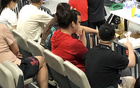 張子宇母于瑛觀戰女籃替補席前